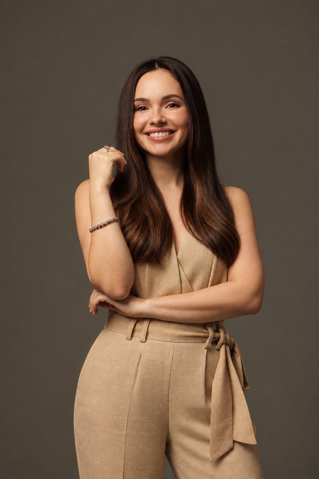Dra. Adrieli Scheffler Schmitt, dermatologista em Santos, sorrindo em retrato com macacão bege